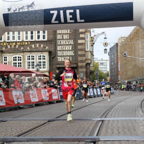 05.10.2025 - 20. swb-Marathon Bremen Yannick Fuchs http://msf.ph/oto/9238436 05.10.2025 10:39:25 Ziel 9239, 9863, 10908, 11067 meine-sportfotos.de