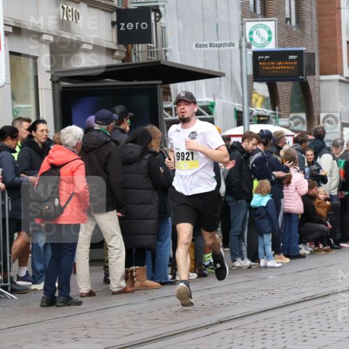 05.10.2025 - 20. swb-Marathon Bremen Strokosch-Dieckow http://msf.ph/oto/9238438 05.10.2025 10:46:09 Ziel 9009, 9207, 9366, 9400, 9921, 9961, 10268, 11167, 11268, 11462, 9009, 9207, 9366, 9400, 9921, 9961, 10268, 11167, 11268, 11462 meine-sportfotos.de