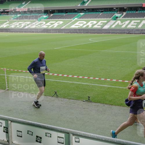 05.10.2025 - 20. swb-Marathon Bremen Michael Burmester http://msf.ph/oto/9238443 05.10.2025 10:33:38 Laufen im Stadion 5172, 7077, 9000, 9221, 9258, 9260, 9282, 9314, 9359, 9367, 9402, 9424, 9520, 9521, 9529, 9539, 9541, 9560, 9569, 9570, 9574, 9577, 9633, 9654, 9703, 9717, 9811, 9835, 9855, 9881, 9882, 9900, 9902, 9935, 10008, 10015, 10028, 10032, 10042, 10107, 10180, 10195, 10231, 10232, 10233, 10234, 10253, 10256, 10287, 10302, 10307, 10323, 10387, 10394, 10466, 10475, 10484, 10533, 10546, 10590, 10591, 10755, 10758, 10794, 10915, 10992, 9195, 9197, 9295, 9392, 9407, 9461, 9492 meine-sportfotos.de