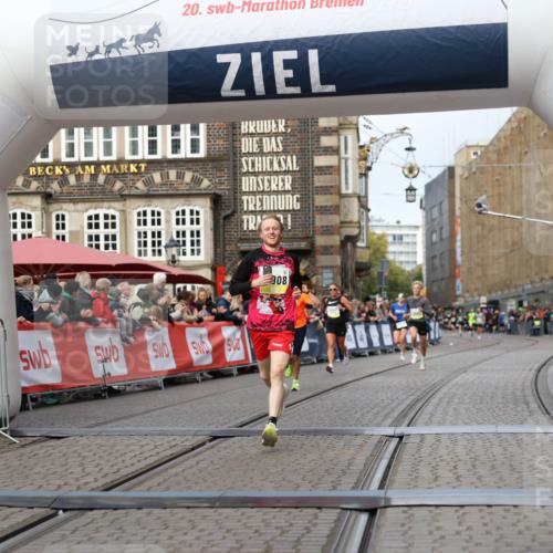 05.10.2025 - 20. swb-Marathon Bremen Yannick Fuchs http://msf.ph/oto/9238451 05.10.2025 10:39:25 Ziel 9239, 9863, 10908, 11067 meine-sportfotos.de