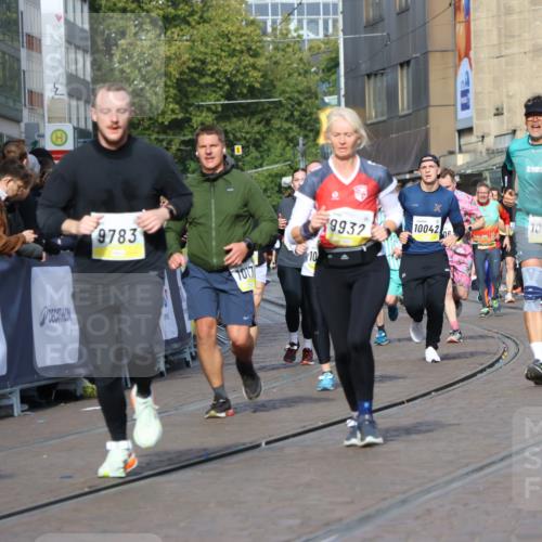 05.10.2025 - 20. swb-Marathon Bremen Strokosch-Dieckow http://msf.ph/oto/9238467 05.10.2025 10:56:22 Ziel 9424, 9783, 9790, 9932, 10005, 10028, 10179, 10191, 10196, 10387, 10424, 10546, 10590, 11662, 11723 meine-sportfotos.de