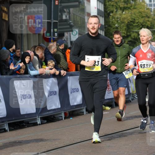 05.10.2025 - 20. swb-Marathon Bremen Strokosch-Dieckow http://msf.ph/oto/9238490 05.10.2025 10:56:23 Ziel 9424, 9783, 9790, 9932, 10005, 10028, 10179, 10191, 10196, 10387, 10424, 10546, 10590, 10648, 11253, 11571, 11662, 11723 meine-sportfotos.de