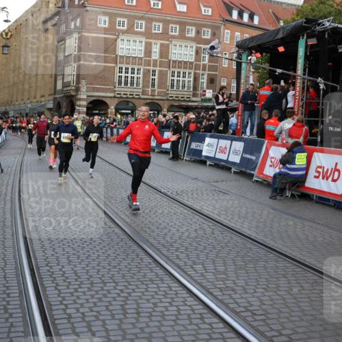 05.10.2025 - 20. swb-Marathon Bremen Yannick Fuchs http://msf.ph/oto/9238502 05.10.2025 11:07:04 Ziel 8574, 9321, 9826, 9942, 9976, 10396, 10580, 11355, 11389, 11414, 11497, 11622 meine-sportfotos.de