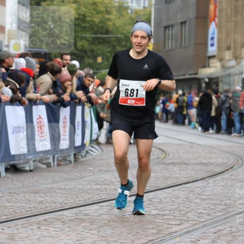 05.10.2025 - 20. swb-Marathon Bremen Strokosch-Dieckow http://msf.ph/oto/9238503 05.10.2025 12:41:25 Ziel 681 meine-sportfotos.de