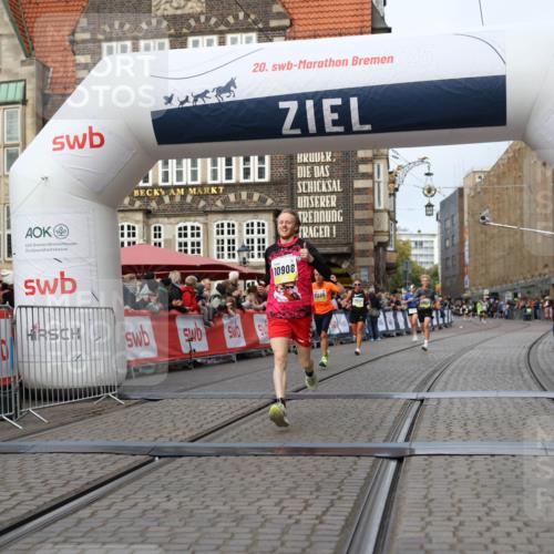 05.10.2025 - 20. swb-Marathon Bremen Yannick Fuchs http://msf.ph/oto/9238507 05.10.2025 10:39:26 Ziel 7111, 9239, 9863, 10908, 11067 meine-sportfotos.de