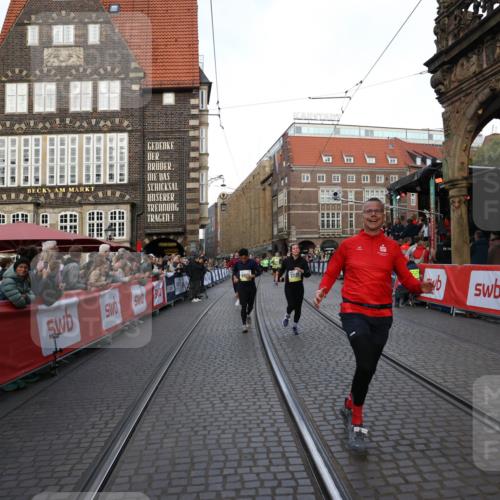 05.10.2025 - 20. swb-Marathon Bremen Yannick Fuchs http://msf.ph/oto/9238511 05.10.2025 11:07:06 Ziel 8574, 9901, 9942, 9976, 10396, 11131, 11622 meine-sportfotos.de