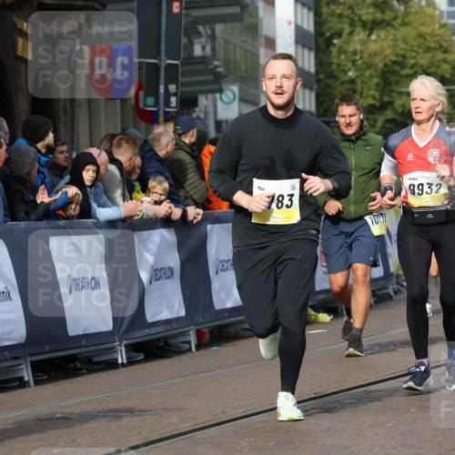 05.10.2025 - 20. swb-Marathon Bremen Strokosch-Dieckow http://msf.ph/oto/9238516 05.10.2025 10:56:23 Ziel 9424, 9783, 9790, 9932, 10005, 10028, 10179, 10191, 10196, 10387, 10424, 10546, 10590, 10648, 11253, 11571, 11662, 11723 meine-sportfotos.de