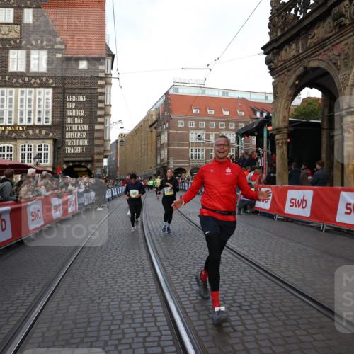05.10.2025 - 20. swb-Marathon Bremen Yannick Fuchs http://msf.ph/oto/9238522 05.10.2025 11:07:06 Ziel 8574, 9901, 9942, 9976, 10396, 11131, 11622 meine-sportfotos.de