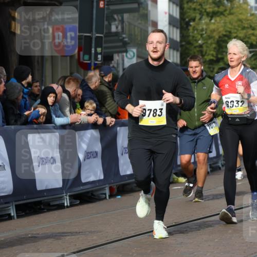 05.10.2025 - 20. swb-Marathon Bremen Strokosch-Dieckow http://msf.ph/oto/9238538 05.10.2025 10:56:23 Ziel 9424, 9783, 9790, 9932, 10005, 10028, 10179, 10191, 10196, 10387, 10424, 10546, 10590, 10648, 11253, 11571, 11662, 11723 meine-sportfotos.de