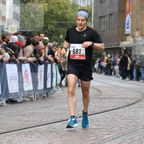 05.10.2025 - 20. swb-Marathon Bremen Strokosch-Dieckow http://msf.ph/oto/9238539 05.10.2025 12:41:25 Ziel 681 meine-sportfotos.de