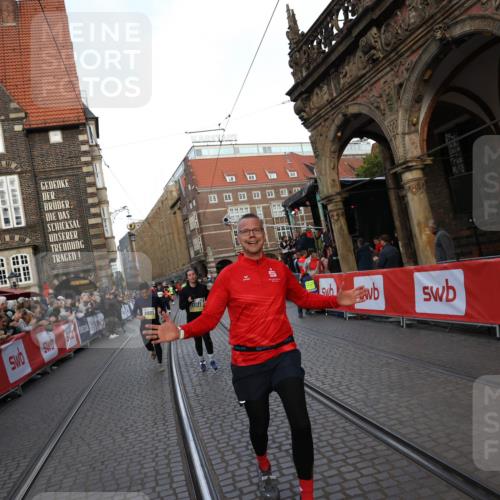 05.10.2025 - 20. swb-Marathon Bremen Yannick Fuchs http://msf.ph/oto/9238542 05.10.2025 11:07:06 Ziel 8574, 9901, 9942, 9976, 10396, 11131, 11622 meine-sportfotos.de