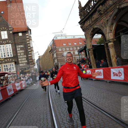 05.10.2025 - 20. swb-Marathon Bremen Yannick Fuchs http://msf.ph/oto/9238551 05.10.2025 11:07:06 Ziel 8574, 9901, 9942, 9976, 10396, 11131, 11622 meine-sportfotos.de