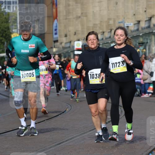05.10.2025 - 20. swb-Marathon Bremen Strokosch-Dieckow http://msf.ph/oto/9238565 05.10.2025 10:56:25 Ziel 9424, 9783, 9790, 9932, 10005, 10028, 10179, 10191, 10387, 10424, 10546, 10590, 10648, 11100, 11253, 11571, 11662, 11723 meine-sportfotos.de