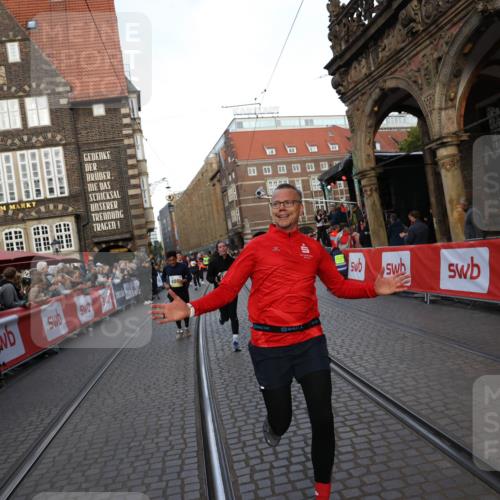 05.10.2025 - 20. swb-Marathon Bremen Yannick Fuchs http://msf.ph/oto/9238572 05.10.2025 11:07:07 Ziel 9901, 9976, 10396, 11131, 11622, 11709 meine-sportfotos.de