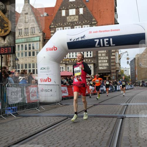 05.10.2025 - 20. swb-Marathon Bremen Yannick Fuchs http://msf.ph/oto/9238573 05.10.2025 10:39:26 Ziel 7111, 9239, 9863, 10908, 11067 meine-sportfotos.de