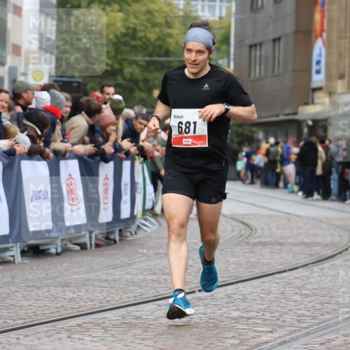 05.10.2025 - 20. swb-Marathon Bremen Strokosch-Dieckow http://msf.ph/oto/9238575 05.10.2025 12:41:25 Ziel 681 meine-sportfotos.de