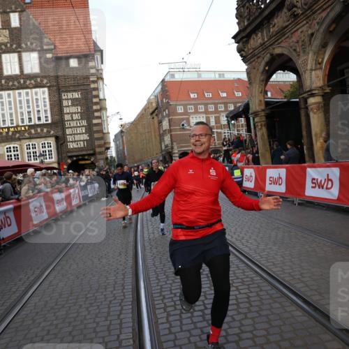 05.10.2025 - 20. swb-Marathon Bremen Yannick Fuchs http://msf.ph/oto/9238580 05.10.2025 11:07:07 Ziel 9901, 9976, 10396, 11131, 11622, 11709 meine-sportfotos.de