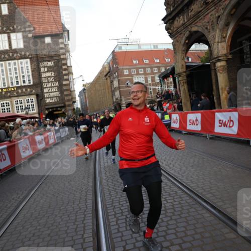 05.10.2025 - 20. swb-Marathon Bremen Yannick Fuchs http://msf.ph/oto/9238587 05.10.2025 11:07:07 Ziel 9901, 9976, 10396, 11131, 11622, 11709 meine-sportfotos.de