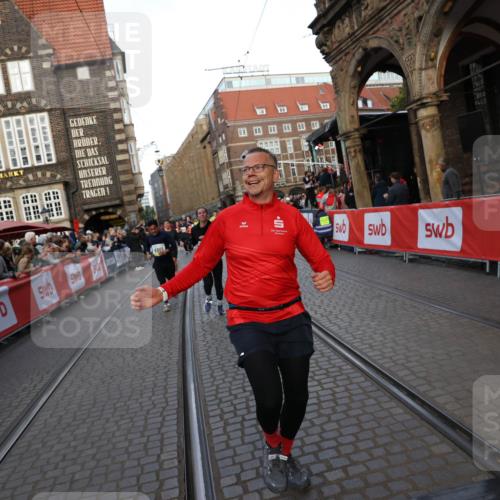 05.10.2025 - 20. swb-Marathon Bremen Yannick Fuchs http://msf.ph/oto/9238596 05.10.2025 11:07:07 Ziel 9901, 9976, 10396, 11131, 11622, 11709 meine-sportfotos.de