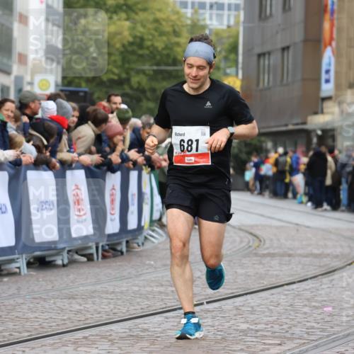05.10.2025 - 20. swb-Marathon Bremen Strokosch-Dieckow http://msf.ph/oto/9238605 05.10.2025 12:41:25 Ziel 681 meine-sportfotos.de