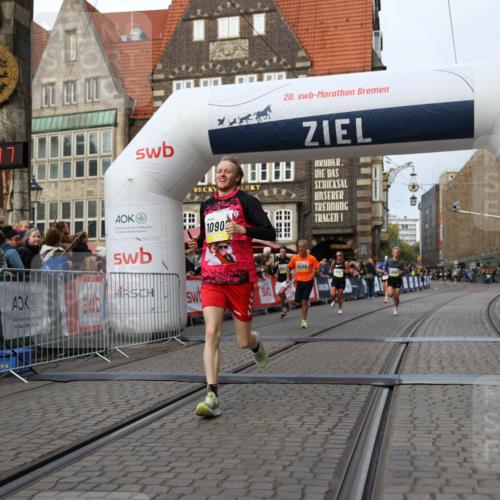 05.10.2025 - 20. swb-Marathon Bremen Yannick Fuchs http://msf.ph/oto/9238606 05.10.2025 10:39:27 Ziel 7111, 9239, 9863, 10908, 11067, 11343 meine-sportfotos.de