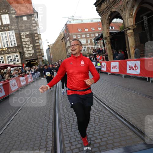 05.10.2025 - 20. swb-Marathon Bremen Yannick Fuchs http://msf.ph/oto/9238617 05.10.2025 11:07:07 Ziel 9901, 9976, 10396, 11131, 11622, 11709 meine-sportfotos.de