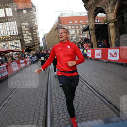 05.10.2025 - 20. swb-Marathon Bremen Yannick Fuchs http://msf.ph/oto/9238623 05.10.2025 11:07:07 Ziel 9901, 9976, 10396, 11131, 11622, 11709 meine-sportfotos.de
