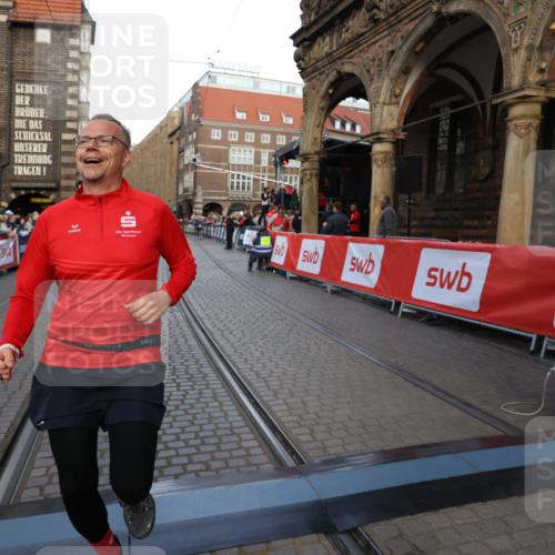 05.10.2025 - 20. swb-Marathon Bremen Yannick Fuchs http://msf.ph/oto/9238632 05.10.2025 11:07:07 Ziel 9901, 9976, 10396, 11131, 11622, 11709 meine-sportfotos.de