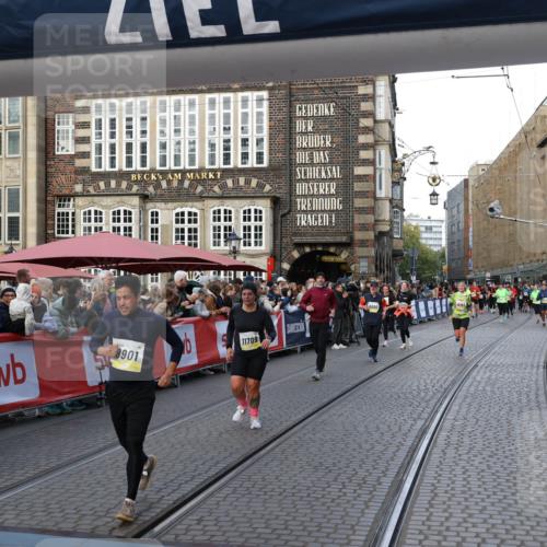 05.10.2025 - 20. swb-Marathon Bremen Yannick Fuchs http://msf.ph/oto/9238654 05.10.2025 11:07:09 Ziel 9901, 10396, 10788, 11131, 11622, 11709 meine-sportfotos.de