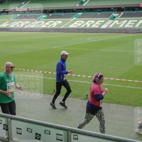 05.10.2025 - 20. swb-Marathon Bremen Michael Burmester http://msf.ph/oto/9238724 05.10.2025 10:33:48 Laufen im Stadion 5172, 7077, 9000, 9221, 9258, 9266, 9282, 9309, 9314, 9359, 9424, 9489, 9520, 9521, 9529, 9539, 9541, 9560, 9569, 9577, 9633, 9654, 9717, 9811, 9835, 9855, 9881, 9882, 9902, 9935, 10008, 10015, 10028, 10032, 10069, 10107, 10116, 10178, 10180, 10195, 10231, 10232, 10233, 10256, 10287, 10302, 10307, 10323, 10387, 10466, 10484, 10533, 10546, 10590, 10591, 10755, 10758, 10794, 10915, 10992, 9195, 9197, 9260, 9295, 9367, 9392, 9402, 9407, 9461, 9492 meine-sportfotos.de