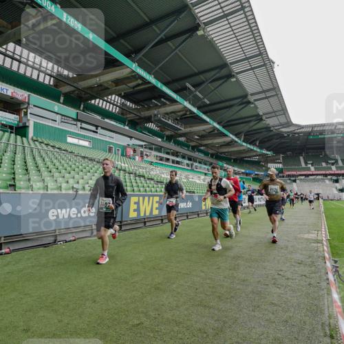 05.10.2025 - 20. swb-Marathon Bremen Michael Burmester http://msf.ph/oto/9238725 05.10.2025 13:02:48 Laufen im Stadion 97, 293, 518, 616, 721, 729, 764, 828, 843, 921, 1121, 1405, 1568, 1670, 1704, 1733, 1744, 1836, 1924, 1944, 2272, 2357, 2393, 2772, 2774, 2984, 3019, 3147, 3217, 3424, 3861, 3917, 3930, 4026, 4129, 4321, 4322, 4464, 4477, 4481, 4688, 4714, 4817, 4847, 4885, 4985, 5652, 5755, 5884, 5893, 6215, 6325, 6328, 6382, 6481, 6666, 7217, 7407, 7433, 7659, 8375, 8526, 8957, 428, 772, 1030, 1256, 1348, 1452, 1856, 1899, 2143, 2245, 2306, 2910 meine-sportfotos.de