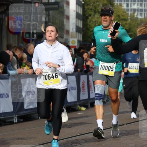 05.10.2025 - 20. swb-Marathon Bremen Strokosch-Dieckow http://msf.ph/oto/9238742 05.10.2025 10:56:27 Ziel 9424, 9783, 9790, 9932, 10005, 10042, 10179, 10387, 10546, 10648, 11100, 11253, 11260, 11571, 11723 meine-sportfotos.de