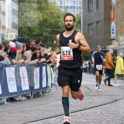 05.10.2025 - 20. swb-Marathon Bremen Strokosch-Dieckow http://msf.ph/oto/9238766 05.10.2025 12:41:52 Ziel 583, 1539 meine-sportfotos.de