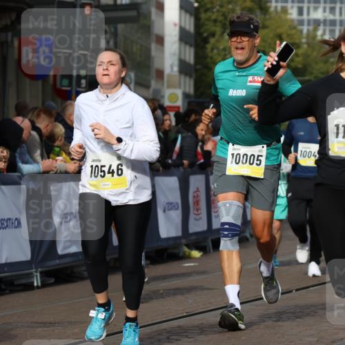 05.10.2025 - 20. swb-Marathon Bremen Strokosch-Dieckow http://msf.ph/oto/9238767 05.10.2025 10:56:27 Ziel 9424, 9783, 9790, 9932, 10005, 10042, 10179, 10387, 10546, 10648, 11100, 11253, 11260, 11571, 11723 meine-sportfotos.de