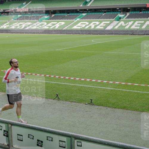 05.10.2025 - 20. swb-Marathon Bremen Michael Burmester http://msf.ph/oto/9238779 05.10.2025 10:33:50 Laufen im Stadion 5172, 7077, 9000, 9221, 9258, 9266, 9282, 9309, 9314, 9359, 9424, 9489, 9520, 9521, 9529, 9539, 9541, 9560, 9569, 9577, 9633, 9654, 9717, 9811, 9835, 9855, 9881, 9882, 9902, 9935, 10015, 10024, 10028, 10032, 10069, 10107, 10116, 10178, 10180, 10195, 10231, 10232, 10233, 10256, 10287, 10302, 10307, 10323, 10466, 10484, 10533, 10546, 10590, 10591, 10755, 10758, 10794, 10915, 10992, 9195, 9197, 9260, 9295, 9367, 9392, 9402, 9461, 9492 meine-sportfotos.de