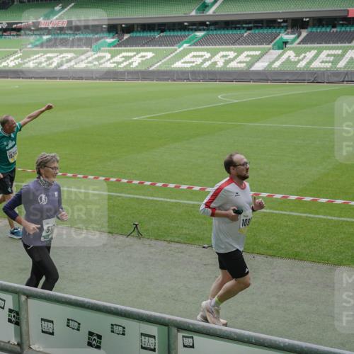 05.10.2025 - 20. swb-Marathon Bremen Michael Burmester http://msf.ph/oto/9238822 05.10.2025 10:33:51 Laufen im Stadion 5172, 7077, 9000, 9221, 9258, 9266, 9282, 9309, 9314, 9359, 9424, 9489, 9520, 9521, 9529, 9539, 9541, 9560, 9569, 9577, 9633, 9654, 9717, 9811, 9835, 9855, 9881, 9882, 9902, 9935, 10003, 10005, 10015, 10024, 10028, 10032, 10069, 10107, 10116, 10178, 10180, 10195, 10231, 10232, 10233, 10256, 10287, 10302, 10307, 10323, 10466, 10484, 10533, 10546, 10590, 10591, 10755, 10758, 10794, 10915, 10992, 9195, 9197, 9260, 9295, 9367, 9392, 9402, 9461, 9492 meine-sportfotos.de