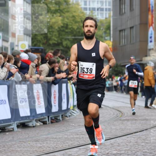 05.10.2025 - 20. swb-Marathon Bremen Strokosch-Dieckow http://msf.ph/oto/9238837 05.10.2025 12:41:52 Ziel 583, 1539 meine-sportfotos.de