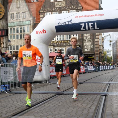 05.10.2025 - 20. swb-Marathon Bremen Yannick Fuchs http://msf.ph/oto/9238856 05.10.2025 10:39:30 Ziel 7111, 9239, 9863, 10908, 11067, 11343 meine-sportfotos.de