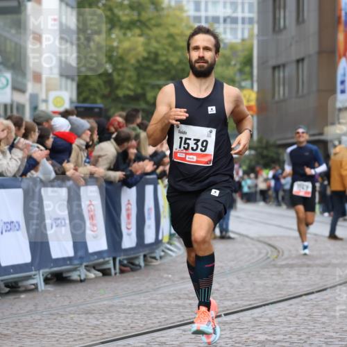 05.10.2025 - 20. swb-Marathon Bremen Strokosch-Dieckow http://msf.ph/oto/9238866 05.10.2025 12:41:52 Ziel 583, 1539 meine-sportfotos.de