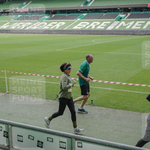 05.10.2025 - 20. swb-Marathon Bremen Michael Burmester http://msf.ph/oto/9238877 05.10.2025 10:33:52 Laufen im Stadion 5172, 7077, 9000, 9221, 9258, 9266, 9282, 9309, 9314, 9359, 9424, 9489, 9520, 9521, 9529, 9541, 9560, 9569, 9577, 9633, 9654, 9717, 9811, 9835, 9855, 9881, 9882, 9902, 9935, 10003, 10005, 10015, 10024, 10028, 10032, 10069, 10107, 10116, 10178, 10180, 10195, 10231, 10232, 10233, 10256, 10287, 10302, 10307, 10323, 10466, 10484, 10533, 10546, 10590, 10591, 10641, 10755, 10758, 10794, 10915, 10992, 9195, 9197, 9260, 9295, 9367, 9392, 9402, 9461, 9492 meine-sportfotos.de