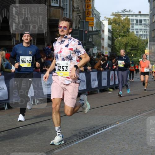 05.10.2025 - 20. swb-Marathon Bremen Strokosch-Dieckow http://msf.ph/oto/9238904 05.10.2025 10:56:32 Ziel 9547, 9790, 9886, 10005, 10008, 10042, 10179, 10648, 10971, 11100, 11253, 11260, 11475, 11571, 11691 meine-sportfotos.de