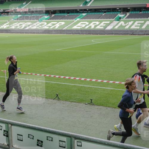 05.10.2025 - 20. swb-Marathon Bremen Michael Burmester http://msf.ph/oto/9238922 05.10.2025 10:33:55 Laufen im Stadion 5172, 7077, 9000, 9221, 9258, 9266, 9282, 9309, 9314, 9359, 9424, 9489, 9520, 9521, 9529, 9541, 9560, 9569, 9577, 9633, 9654, 9717, 9811, 9855, 9881, 9882, 9902, 9935, 10003, 10005, 10015, 10024, 10028, 10032, 10069, 10107, 10116, 10178, 10180, 10195, 10231, 10232, 10233, 10256, 10287, 10302, 10307, 10323, 10466, 10484, 10533, 10546, 10590, 10591, 10641, 10755, 10758, 10794, 10915, 10992, 9195, 9197, 9260, 9367, 9402, 9492 meine-sportfotos.de