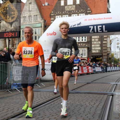 05.10.2025 - 20. swb-Marathon Bremen Yannick Fuchs http://msf.ph/oto/9238929 05.10.2025 10:39:31 Ziel 7111, 9239, 9863, 10908, 11067, 11343 meine-sportfotos.de