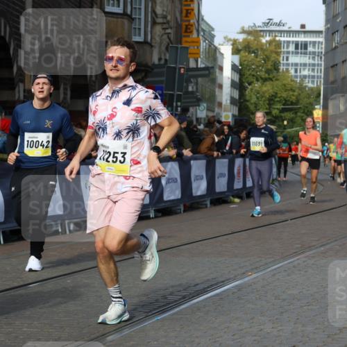 05.10.2025 - 20. swb-Marathon Bremen Strokosch-Dieckow http://msf.ph/oto/9238934 05.10.2025 10:56:32 Ziel 9547, 9790, 9886, 10005, 10008, 10042, 10179, 10648, 10971, 11100, 11253, 11260, 11475, 11571, 11691 meine-sportfotos.de