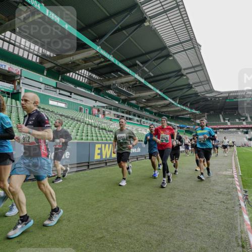 05.10.2025 - 20. swb-Marathon Bremen Michael Burmester http://msf.ph/oto/9239011 05.10.2025 13:03:16 Laufen im Stadion 227, 293, 375, 396, 527, 616, 721, 725, 764, 828, 1067, 1121, 1178, 1275, 1331, 1405, 1425, 1469, 1507, 1514, 1568, 1670, 1705, 1733, 1836, 1944, 2339, 2357, 2375, 2393, 2407, 2597, 2696, 2791, 2960, 2984, 3019, 3147, 3313, 3424, 4026, 4321, 4714, 4767, 4769, 4885, 5410, 5431, 5523, 5527, 5755, 5763, 5867, 5884, 6138, 6215, 6417, 6481, 6666, 7315, 7316, 7407, 7540, 7607, 7653, 8375, 8526, 8957, 97, 518, 729, 921, 1121, 1704, 2772, 2774, 3217, 3917, 4129, 4847 meine-sportfotos.de