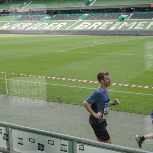 05.10.2025 - 20. swb-Marathon Bremen Michael Burmester http://msf.ph/oto/9239027 05.10.2025 10:33:57 Laufen im Stadion 5172, 7077, 9000, 9221, 9258, 9266, 9282, 9309, 9314, 9359, 9424, 9472, 9489, 9520, 9521, 9529, 9541, 9560, 9569, 9577, 9591, 9633, 9654, 9714, 9717, 9811, 9855, 9881, 9882, 9902, 9935, 10003, 10005, 10015, 10024, 10028, 10032, 10069, 10107, 10116, 10178, 10180, 10195, 10231, 10232, 10233, 10256, 10287, 10302, 10307, 10323, 10398, 10408, 10466, 10484, 10533, 10546, 10590, 10591, 10641, 10755, 10758, 10794, 10915, 10992, 9260, 9367, 9402, 9492 meine-sportfotos.de