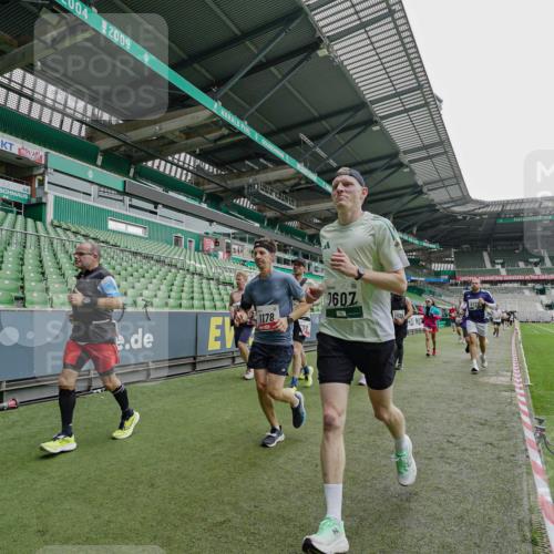 05.10.2025 - 20. swb-Marathon Bremen Michael Burmester http://msf.ph/oto/9239056 05.10.2025 13:03:22 Laufen im Stadion 227, 293, 375, 396, 527, 616, 721, 725, 764, 828, 958, 1067, 1178, 1275, 1331, 1405, 1425, 1469, 1507, 1514, 1568, 1670, 1705, 1836, 1944, 2016, 2339, 2357, 2375, 2407, 2567, 2597, 2696, 2791, 2960, 2984, 3019, 3147, 3313, 4026, 4321, 4714, 4767, 4769, 5410, 5431, 5523, 5527, 5755, 5763, 5867, 5884, 5966, 6138, 6215, 6414, 6417, 6447, 6481, 6666, 7315, 7316, 7407, 7540, 7607, 7653, 8375, 8526, 8957, 97, 518, 729, 921, 1121, 1704, 1733, 2393, 2772, 2774, 3424, 3917, 4129 meine-sportfotos.de