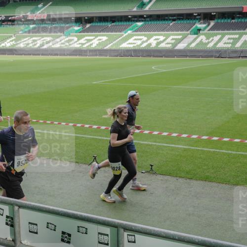 05.10.2025 - 20. swb-Marathon Bremen Michael Burmester http://msf.ph/oto/9239059 05.10.2025 10:33:58 Laufen im Stadion 5172, 7077, 7101, 9000, 9221, 9258, 9266, 9282, 9309, 9314, 9359, 9424, 9472, 9489, 9520, 9521, 9529, 9541, 9560, 9569, 9577, 9591, 9633, 9654, 9714, 9717, 9811, 9820, 9855, 9881, 9882, 9902, 9935, 10003, 10005, 10015, 10024, 10028, 10032, 10069, 10107, 10116, 10178, 10180, 10195, 10196, 10231, 10232, 10233, 10256, 10287, 10302, 10307, 10323, 10398, 10408, 10466, 10484, 10533, 10546, 10590, 10591, 10641, 10755, 10758, 10794, 10915, 10992, 9258, 9260, 9367, 9402 meine-sportfotos.de