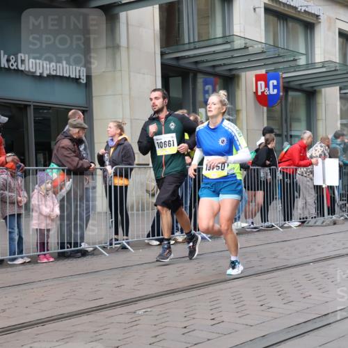 05.10.2025 - 20. swb-Marathon Bremen Strokosch-Dieckow http://msf.ph/oto/9239066 05.10.2025 10:46:36 Ziel 9413, 9562, 10277, 10452, 10509, 10661, 10750, 10789, 11189, 9413, 9562, 10277, 10452, 10509, 10661, 10750, 10789, 11189 meine-sportfotos.de