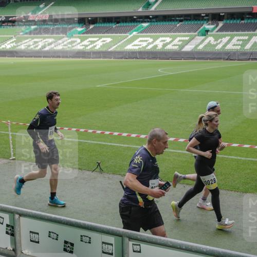 05.10.2025 - 20. swb-Marathon Bremen Michael Burmester http://msf.ph/oto/9239072 05.10.2025 10:33:59 Laufen im Stadion 5172, 7077, 7101, 9000, 9221, 9266, 9282, 9309, 9314, 9359, 9424, 9472, 9489, 9520, 9521, 9529, 9541, 9560, 9569, 9577, 9591, 9633, 9714, 9717, 9811, 9820, 9855, 9881, 9882, 9902, 9935, 9947, 10003, 10005, 10015, 10024, 10028, 10032, 10069, 10107, 10116, 10178, 10180, 10195, 10196, 10231, 10232, 10233, 10256, 10287, 10302, 10307, 10323, 10398, 10408, 10424, 10466, 10484, 10533, 10546, 10590, 10591, 10641, 10755, 10758, 10794, 10915, 10992, 9258, 9260, 9367, 9402 meine-sportfotos.de